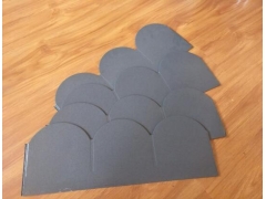 �~(y��)�[��